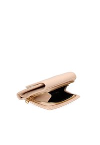 Portafoglio in pelle beige chiaro con finitura testurizzata, dotato di chiusura con zip e interno nero. Il design è compatto e rettangolare.