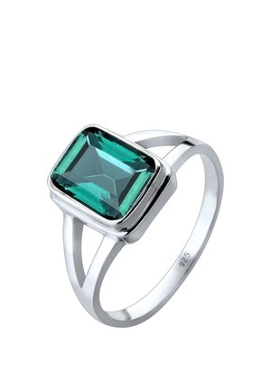 Anillo de plata con una gran piedra preciosa rectangular de color verde esmeralda, montada en una banda con ranura partida, marcada con 925 en el interior de la banda.