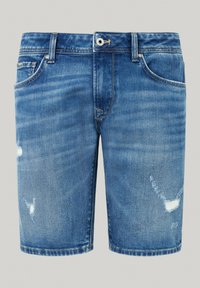 Pantalones cortos de mezclilla en un lavado azul medio con desgastado, detalles rasgados, cinco bolsillos y cierre de cremallera con un botón en la parte superior.