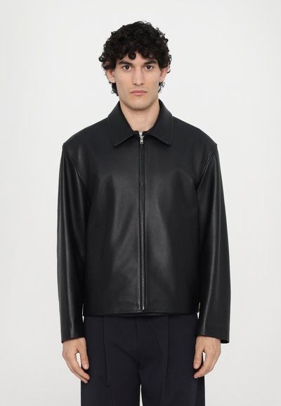 Veste en cuir noir avec un col, fermeture éclair, coupe décontractée et manches longues. Texture lisse avec poches latérales.