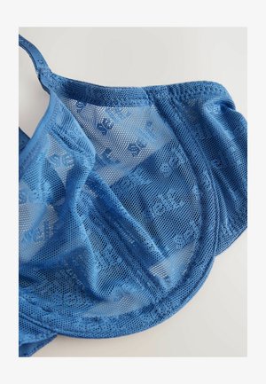 Soutien-gorge en dentelle bleue avec un design en mesh, texture douce, bretelles ajustables et un motif subtil tissé dans le tissu.