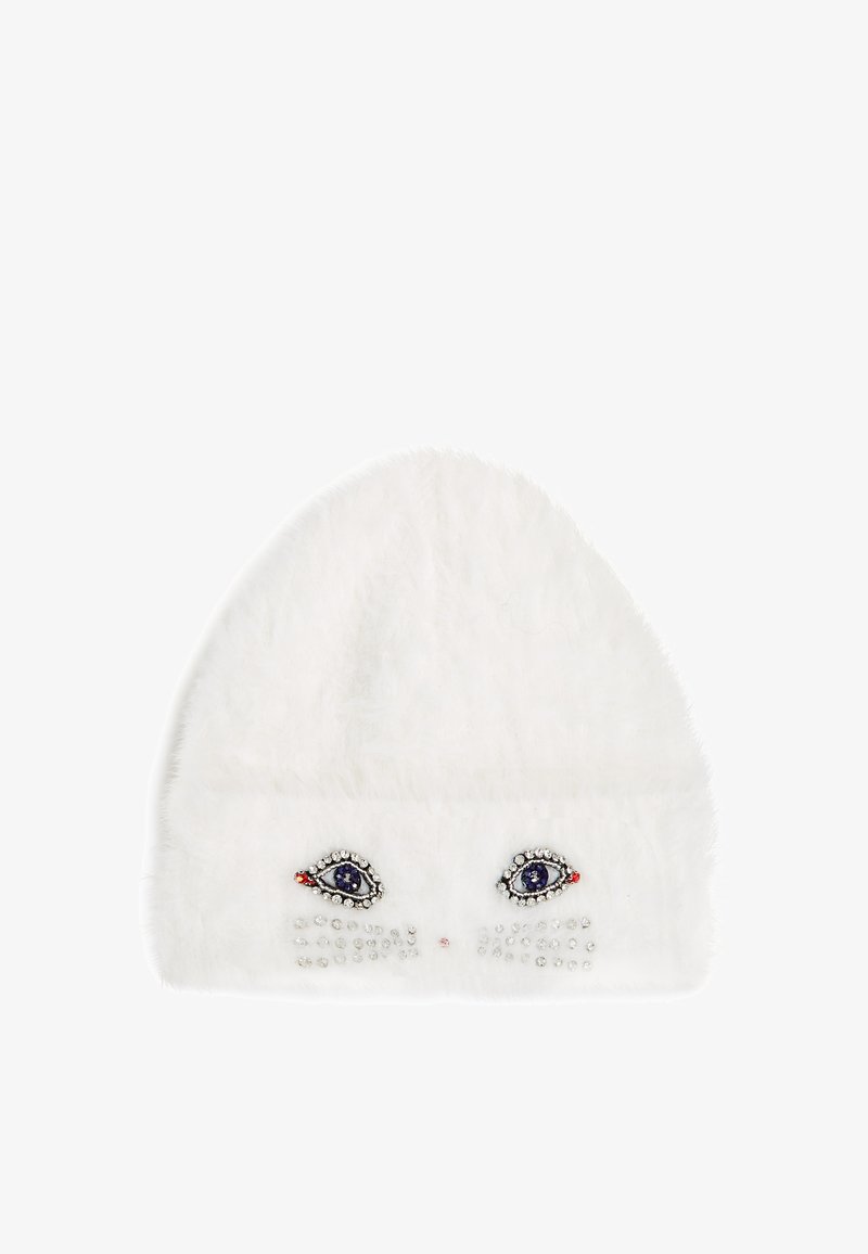 Hvit faux fur beanie med brodert øye design og rhinestone aksenter på forsiden, med rund topp og teksturert finish.