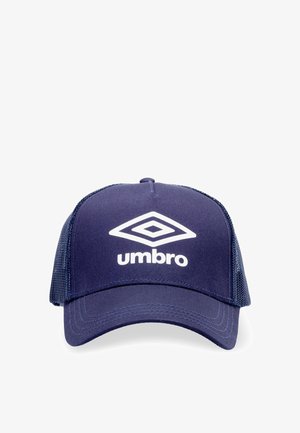 Casquette de baseball bleu marine à dos en filet avec une visière courbée et le logo blanc Umbro centré sur le panneau avant.