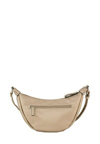 Borsa a tracolla beige in pelle a forma di mezza luna, con una texture liscia, tasca frontale con zip e tracolla regolabile.