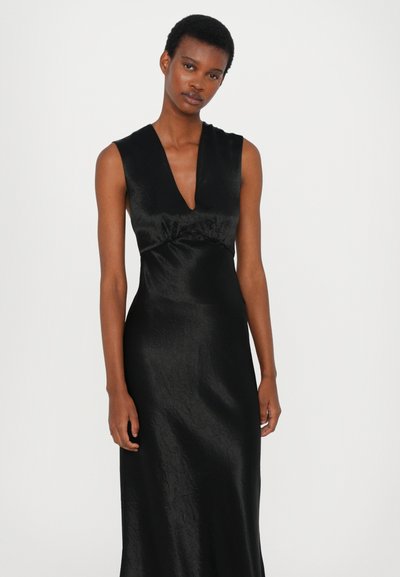 Svart satin klänning med djup V-ringning, ärmlös design och åtsittande överdel. Tyget har en subtil textur och en flödande silhuett.
