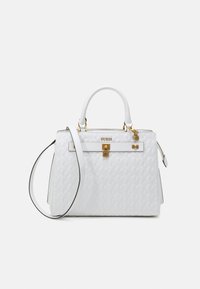 Weiße Guess-Handtasche mit gestepptem Muster, goldfarbener Verschluss und Logo, Oberhandgriff und abnehmbarem Schultergurt auf weißem Hintergrund.