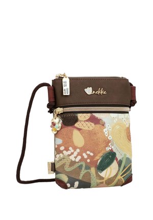 Kleine Umhängetasche mit abstrakten Blumen- und Blattmustern, brauner oberer Bereich mit goldenem Markennamen und Blumen-Reißverschlussanhänger.