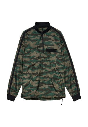 Veste pull à motif camouflage digital vert avec col noir, bandes noires sur les manches, fermeture éclair devant, poche avant et écusson "HALO" sur la poitrine.