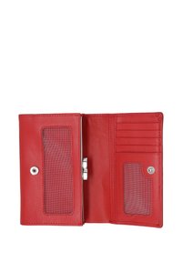 Rode leren portemonnee met drukknoopsluiting, meerdere kaarthouders en twee transparante ID-vensters. Getextureerde binnenafwerking.