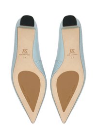 Paire de ballerines en cuir bleu clair à bout pointu vues par la semelle, taille 37, avec embouts de talon noirs antidérapants.