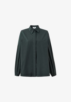 Blouse à manches longues vert foncé avec un col classique, patte de boutonnage et plis structurés le long des manches ; fabriquée dans un tissu lisse.