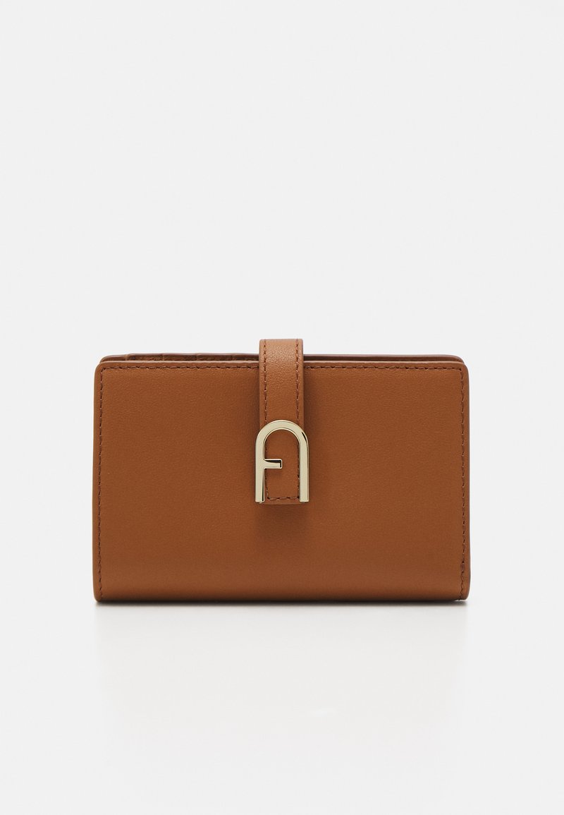 Billetera de cuero marrón con textura suave, forma rectangular y un cierre en tono dorado que presenta una letra "A" estilizada.