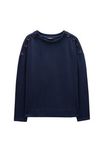 Granatowy sweter z okrągłym dekoltem, długimi rękawami i czterema dekoracyjnymi guzikami na każdym ramieniu. Miękka struktura, luźny krój i brak widocznych wzorów.