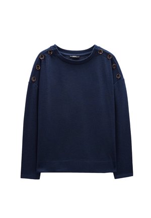 Granatowy sweter z okrągłym dekoltem, długimi rękawami i czterema dekoracyjnymi guzikami na każdym ramieniu. Miękka struktura, luźny krój i brak widocznych wzorów.