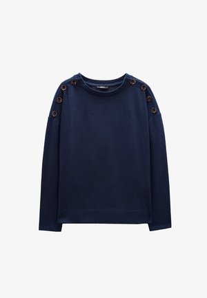 Granatowy sweter z okrągłym dekoltem, długimi rękawami i czterema dekoracyjnymi guzikami na każdym ramieniu. Miękka struktura, luźny krój i brak widocznych wzorów.