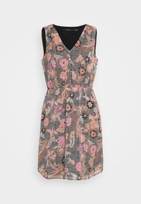 Vestido sin mangas con escote en V y cintura elástica, con un patrón de flores y aves en tonos rosa, durazno, marrón y negro sobre una tela texturizada.