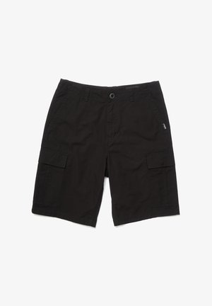 Shorts cargo noirs avec bouton à l'avant, poches latérales et grandes poches à rabat sur chaque jambe sur fond blanc.