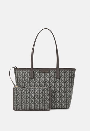Bolso tote gris con un patrón, equipado con dos asas robustas, que presenta una superficie texturizada y un pequeño estuche a juego con cierre de cremallera.