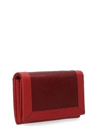 Rode portemonnee met een gestructureerd, patroonrijk voorpaneel en gladde leren accenten. Gevouwen ontwerp met een veilige sluiting en zichtbaar merklogo.