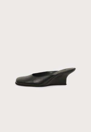BY FAR, CAROO CLOSED TOE  - Sandales compensées - black