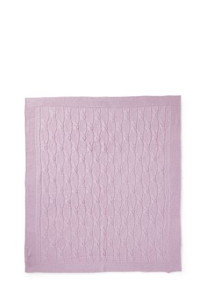 Couverture en tricot de couleur lavande clair, avec une bordure côtelée et un motif en câble texturé sur l'ensemble. Tissu doux et douillet. Forme rectangulaire.