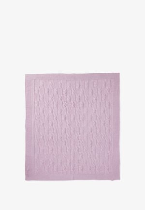 Manta de punto en lavanda claro, con un borde acanalado y un patrón de trenza texturizado en toda su superficie. Tejido suave y acogedor. Forma rectangular.