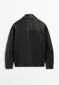 Sort læderjakke med en glat tekstur, klassisk krave og lige snit. Har knapdetaljer på manchetterne og minimalistiske syninger.