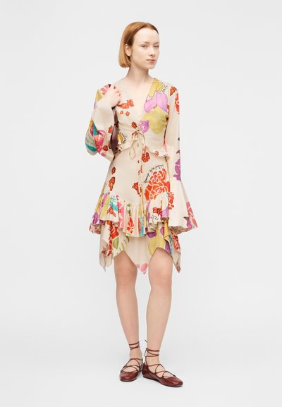 Φόρεμα με λουλουδάτο μοτίβο σε ανοιχτό μπεζ ύφασμα, με μακριά φαρδιά μανίκια, δέσιμο μπροστά και στρώματα στο τελείωμα με πολύχρωμες λεπτομέρειες.
