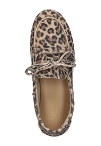 Leopardprint casual schoen met een zachte bovenkant van stof, een ronde neus en vetersluiting. De binnenzool is beige en benadrukt de gestructureerde buitenkant.