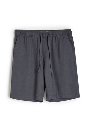 Ciemnoszare szorty wykonane z lekkiego materiału, z elastycznym paskiem w talii oraz sznurkiem do regulacji, a także z dwiema bocznymi kieszeniami dla wygody.