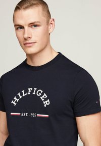 Tommy Hilfiger LOGO  - T-shirt con stampa - desert sky