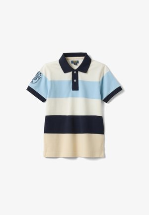 Polo de manga corta con cuello y puños azul marino, con franjas horizontales en beige, azul marino, blanco y azul claro, y un emblema de tenis en la manga.