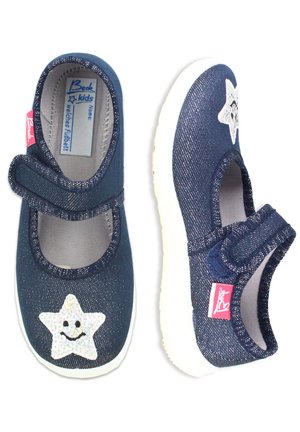 Dunkelblaue Stoffschuhe mit einem Sternmuster, weißer Sohle und Klettverschluss. Sie haben eine glitzernde Textur und ein lächelndes Gesicht auf dem Stern.
