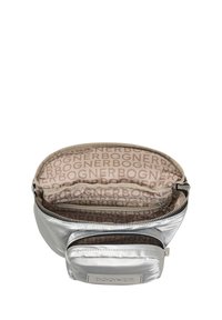 Sølv nylon taske med lynlås, der har en quiltet yderside og beige mønstret indvendig, inklusive en lille frontlynlåslomme.