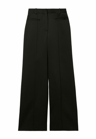 Pantaloni neri a gamba larga con una texture liscia, dotati di una vita sartoriale e due tasche posteriori. Presentano linee pulite e un design classico.