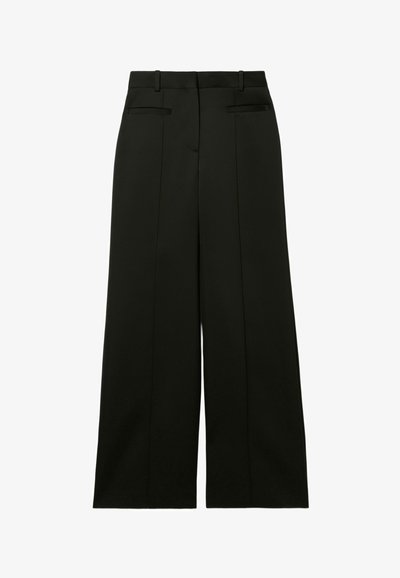 Pantaloni neri a gamba larga con una texture liscia, dotati di una vita sartoriale e due tasche posteriori. Presentano linee pulite e un design classico.