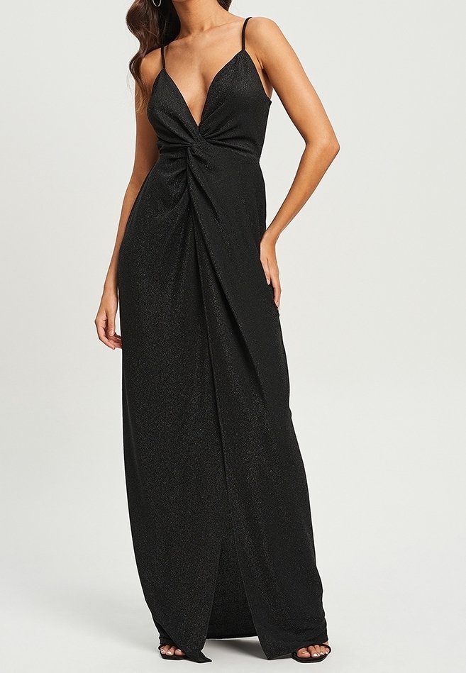 Schwarzes ärmelloses Kleid mit tiefem V-Ausschnitt, Drehdetail an der Taille und einem seitlichen Schlitz. Hergestellt aus einem glänzenden, strukturierten Stoff.