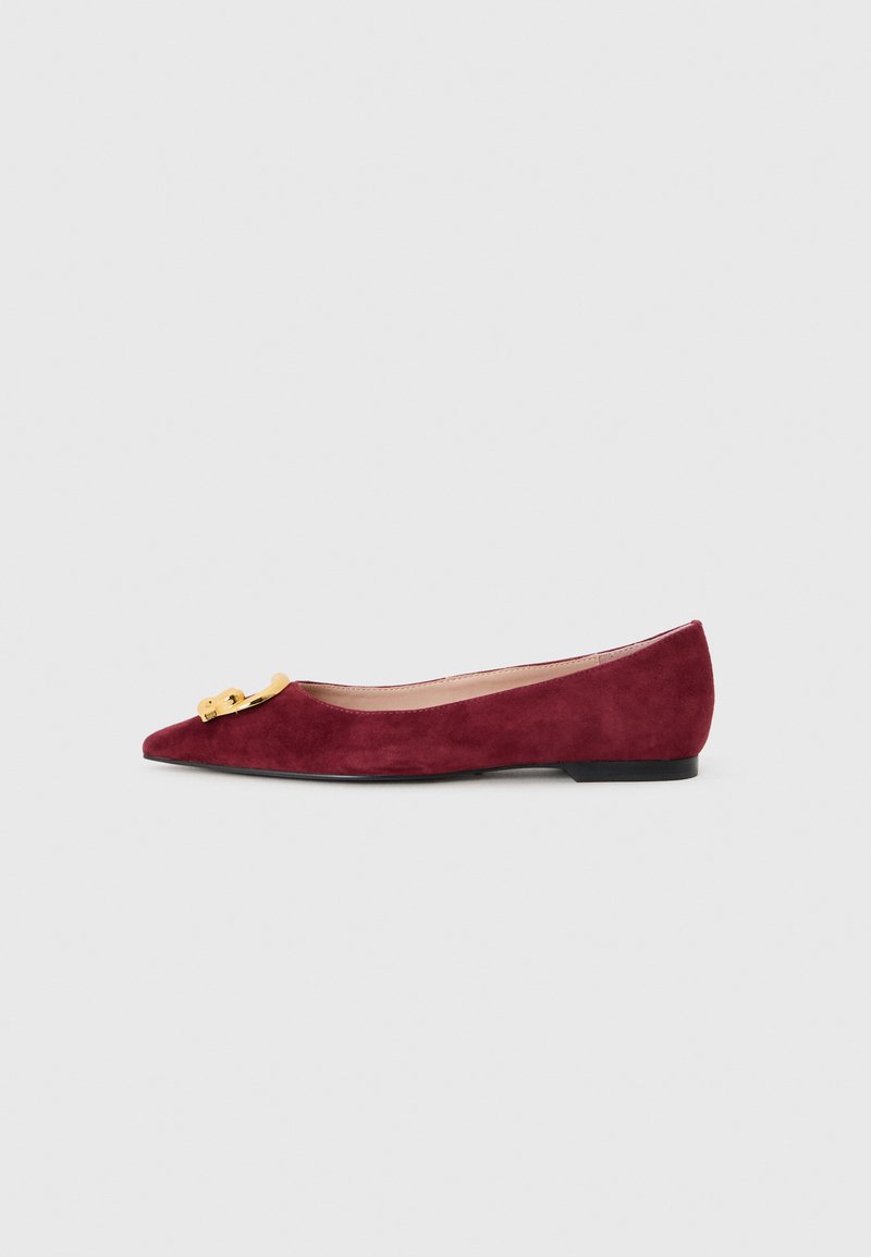 Balerini burgundy din suede, cu vârful ascuțit, dotate cu un accent dealiaj auriu pe partea superioară și un toc scăzut negru.