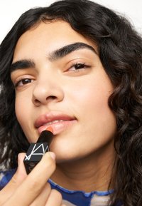 NARS LIPSTICK - Pomadka do ust