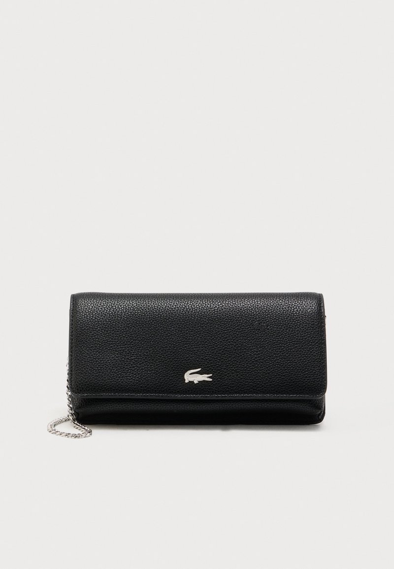Portefeuille en cuir noir texturé avec fermeture à rabat, logo crocodile argenté au centre et chaîne argentée attachée sur le côté gauche.