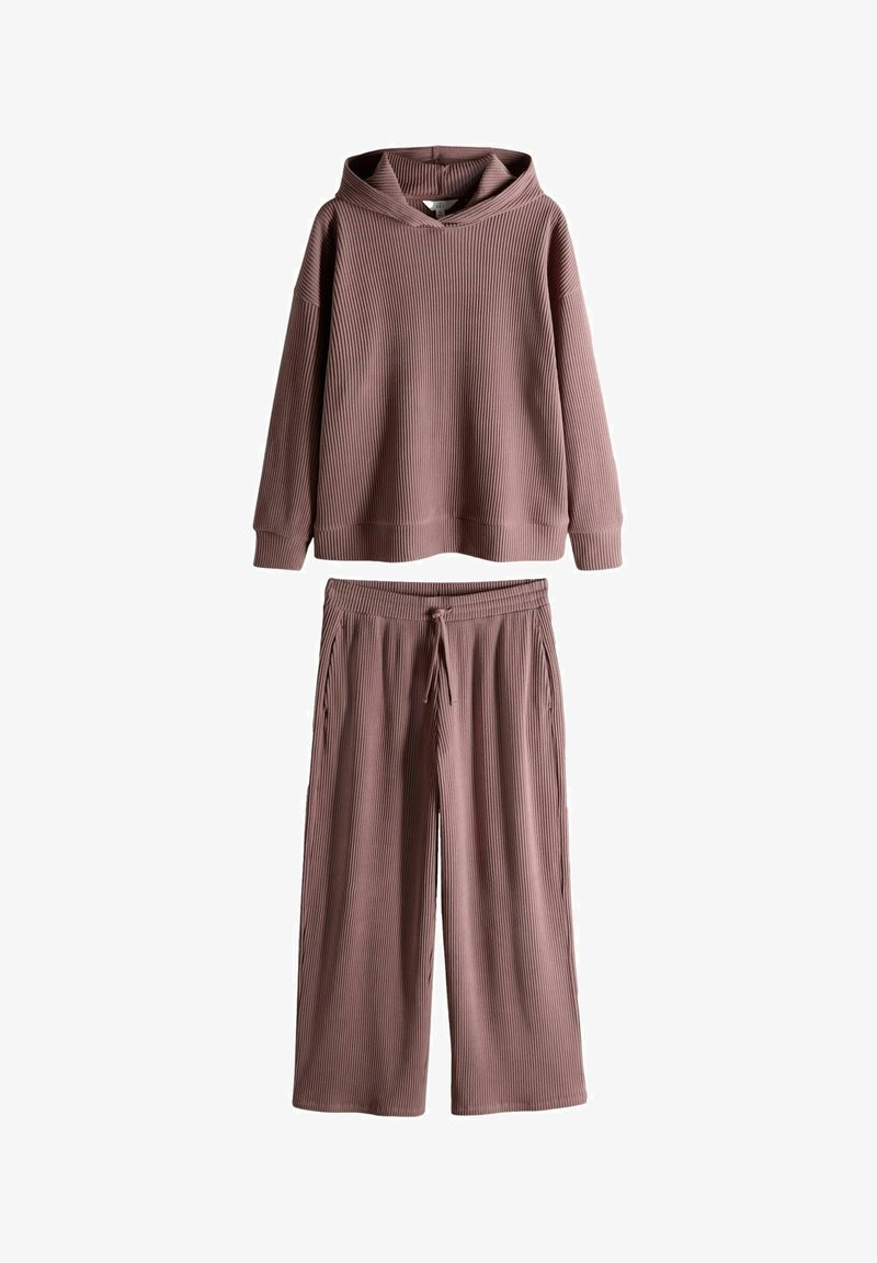 Fioletowo-różowa prążkowana dzianinowa bluza z kapturem i długimi rękawami, zestawiona z pasującymi szerokimi spodniami z troczkami, oba elementy zaprojektowane do noszenia na co dzień.