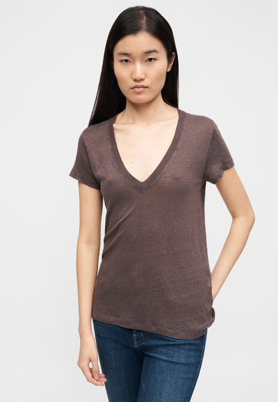 T-shirt castanha com decote em V e mangas curtas, feita de um tecido macio e leve, com um corte descontraído e textura subtil.