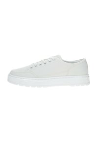 Sneaker bianche in tela con suola in gomma piatta, dotate di sei asole, dettagli di cucitura sottili e una texture liscia.