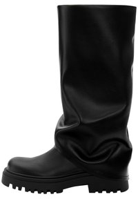 Botas de cuero negras hasta la rodilla con un diseño relajado, acabado texturizado y suela de goma gruesa con un patrón de tracción resistente.