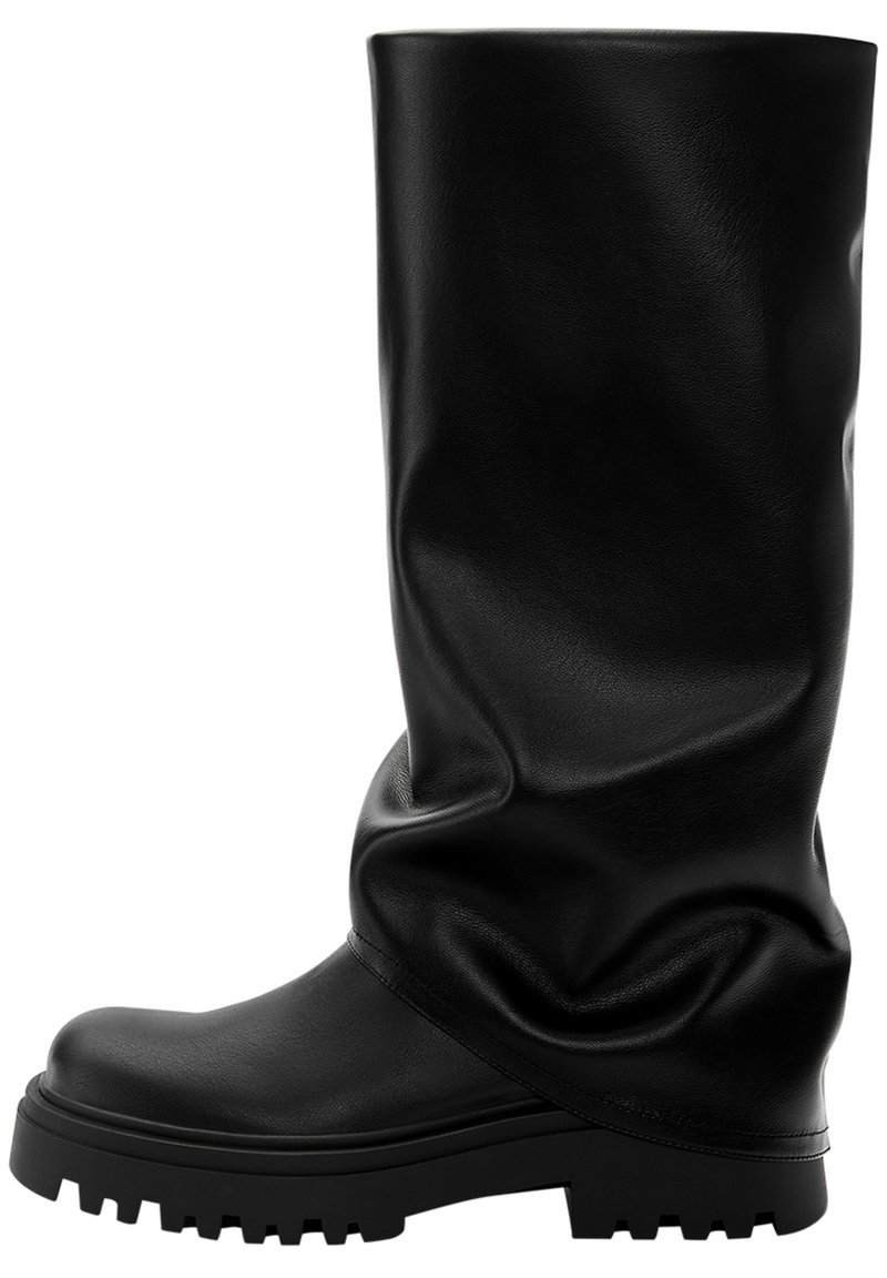 Botas de cuero negras hasta la rodilla con un diseño relajado, acabado texturizado y suela de goma gruesa con un patrón de tracción resistente.