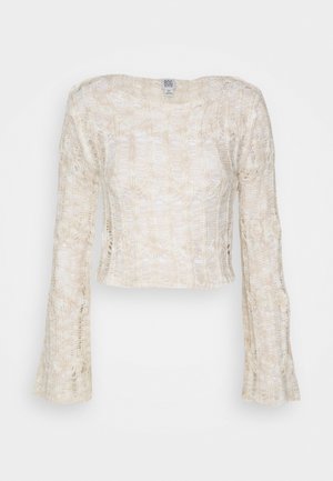 Haut court beige en maille crochet à manches longues avec encolure bateau et manches légèrement évasées, taille S.