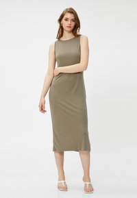 Olivgrünes, ärmelloses Midi-Kleid aus einem glatten, dehnbaren Stoff. Hat einen runden Ausschnitt und eine taillierte Silhouette.