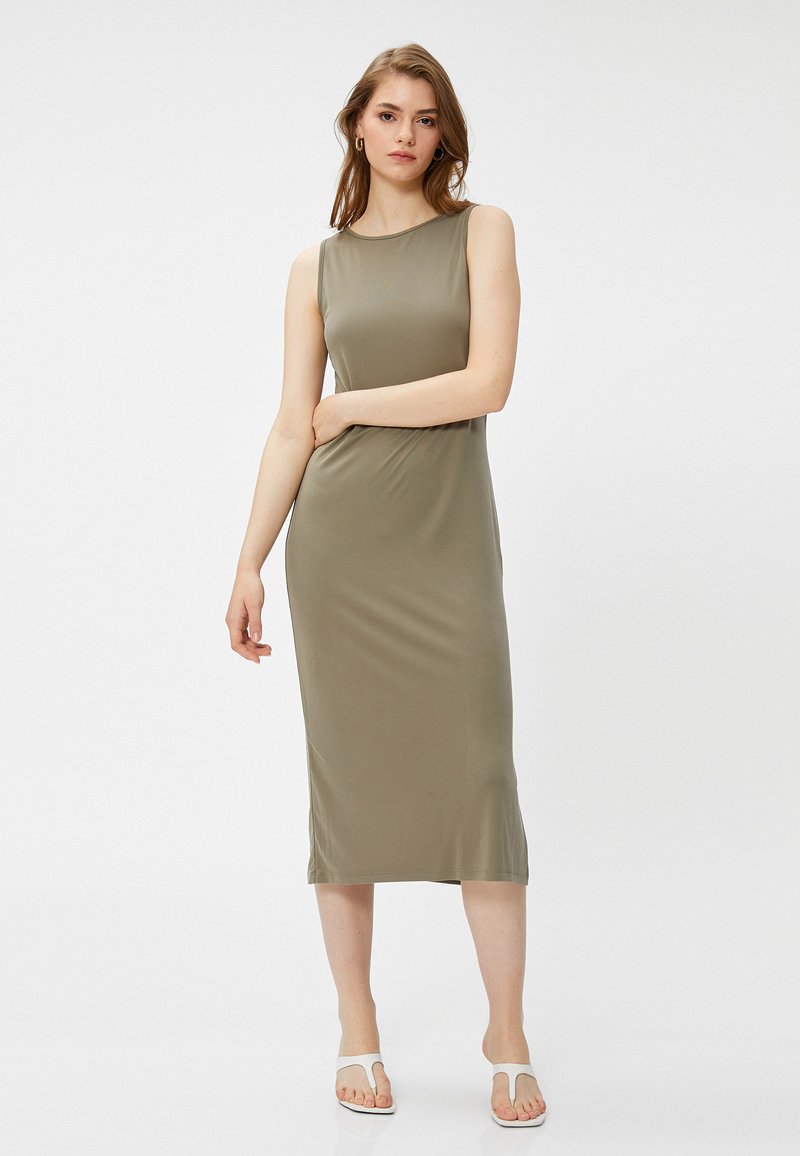 Olivgrünes, ärmelloses Midi-Kleid aus einem glatten, dehnbaren Stoff. Hat einen runden Ausschnitt und eine taillierte Silhouette.