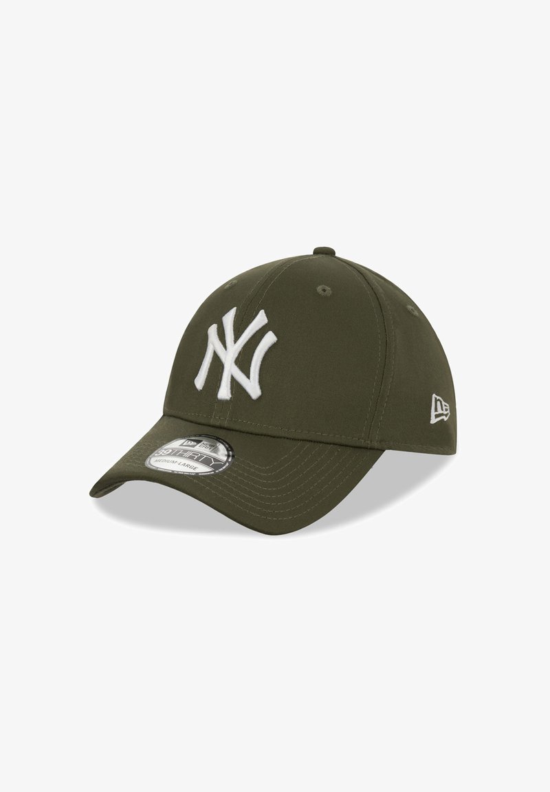 Olivově zelená baseballová čepice s bílým vyšívaným logem New York Yankees vpředu a logem New Era na boku, zakřivený kšilt se samolepkou s velikostí.
