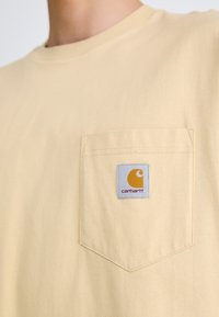 Carhartt WIP POCKET - Navadna majica - cornsilk
